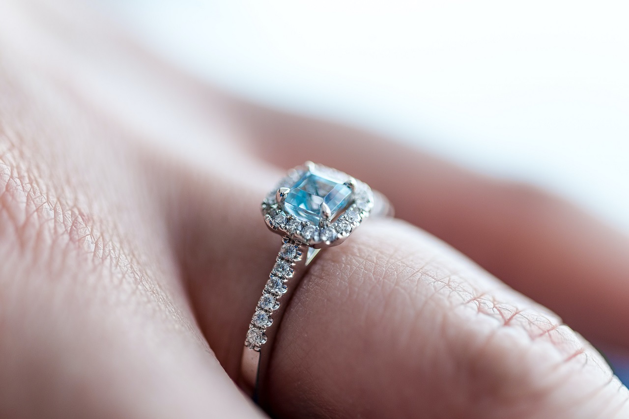 Na co zwrócić uwagę przy wyborze pierścionka zaręczynowego?