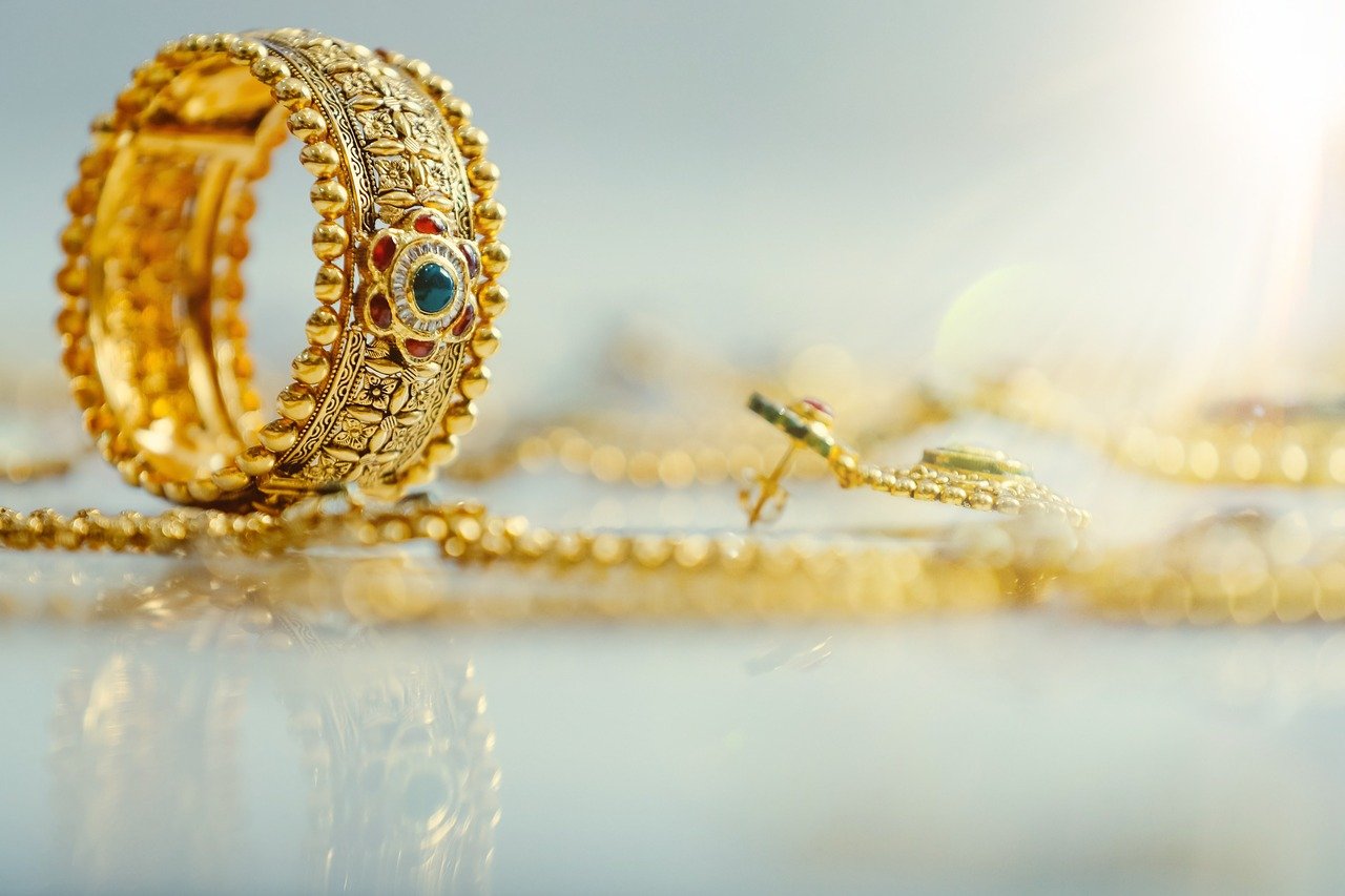 Złota biżuteria – wyjątkowy upominek na niejedną okazję