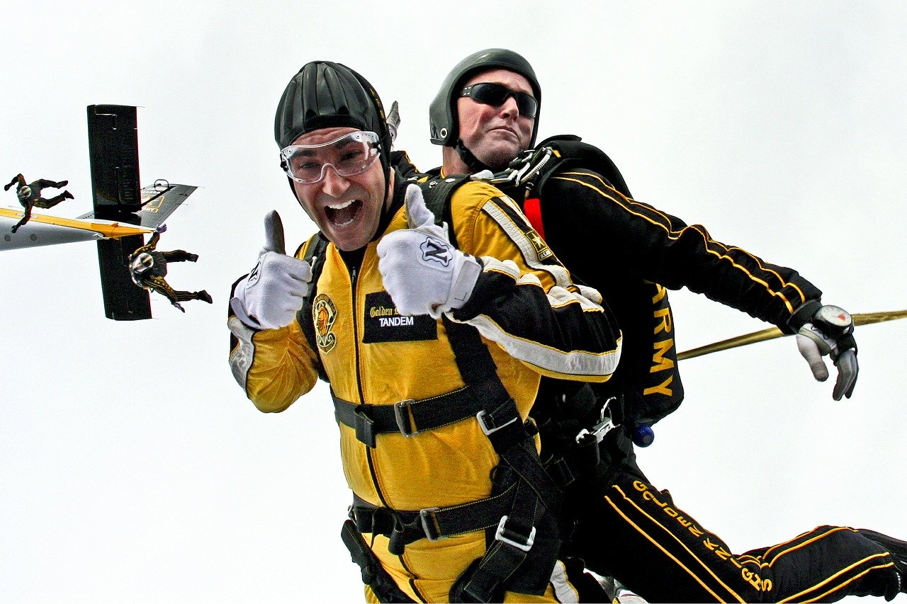 Skok spadochronowy w tandemie – jak to się robi?