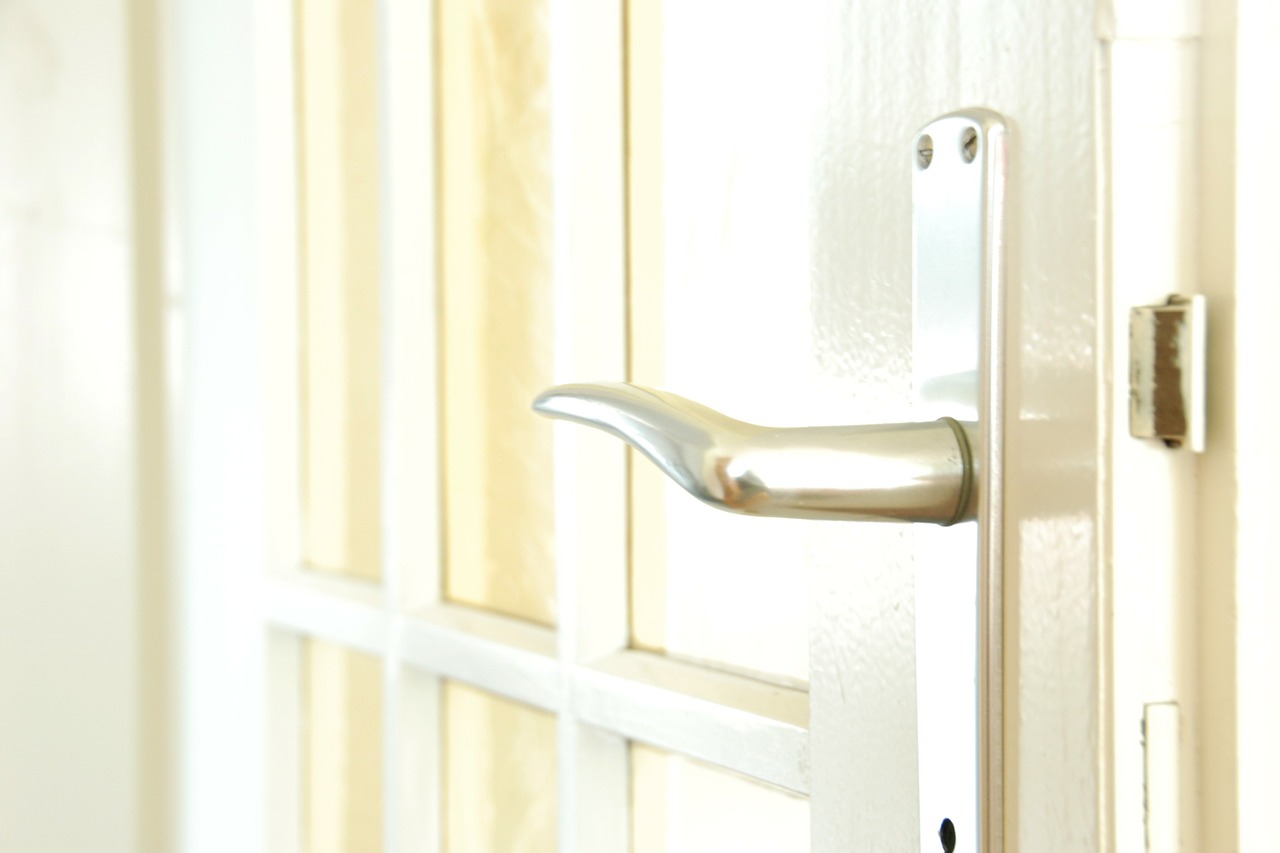 Klamki do drzwi – jak wybrać odpowiednie?