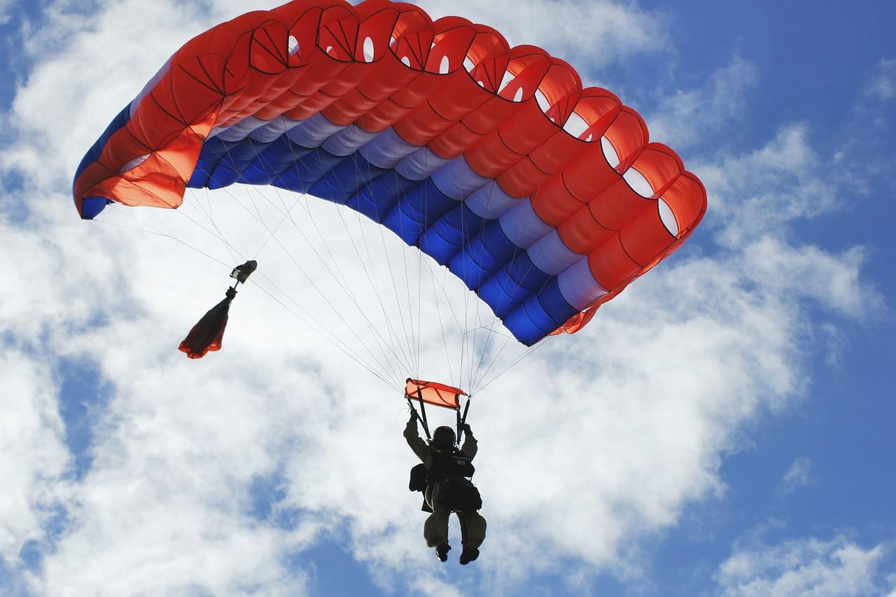 Szkolenie spadochronowe – co warto wiedzieć?