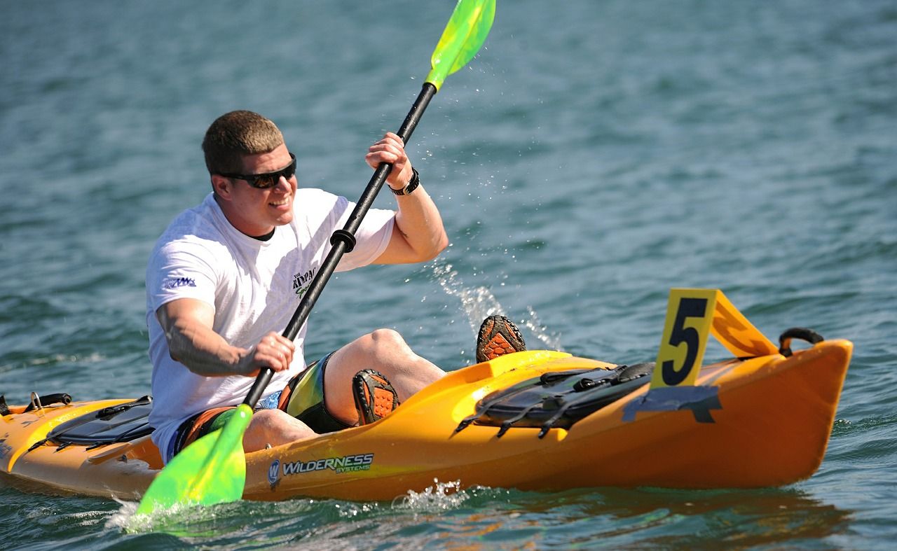 Sporty wodne które można uprawiać w czasie letnich wakacji